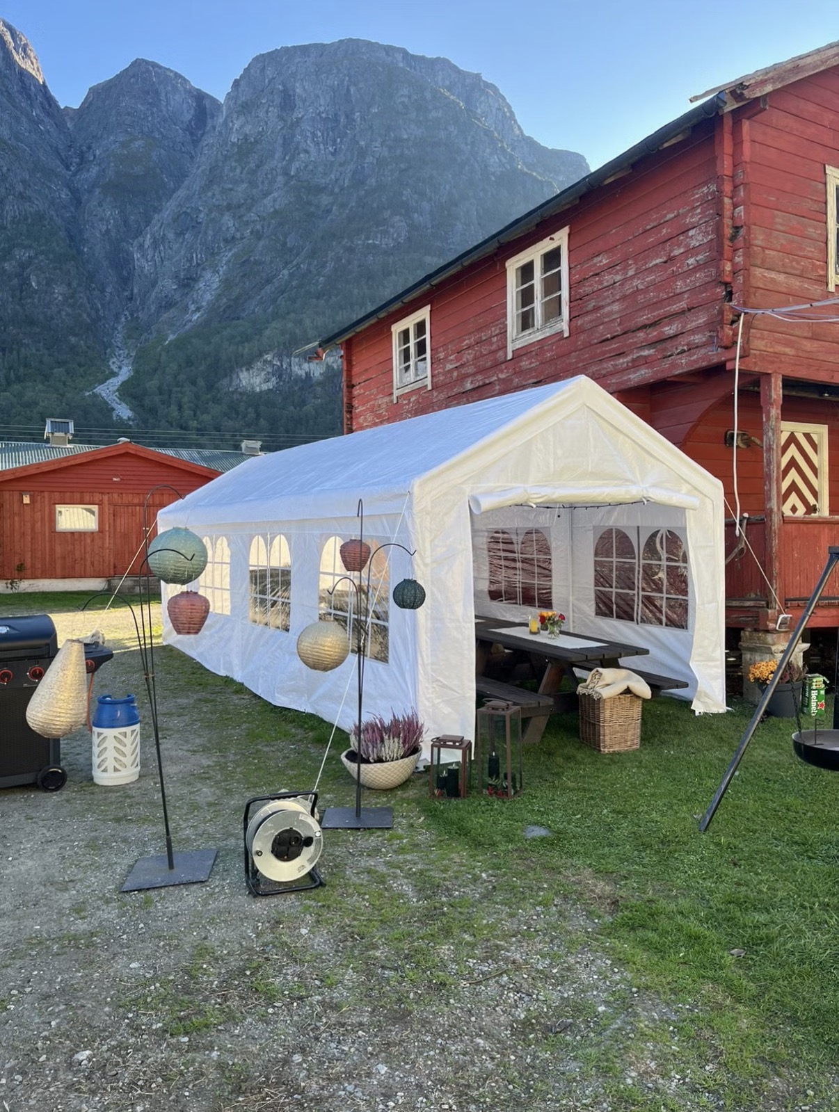 Partytelt 3x8m — Leie 1 helg